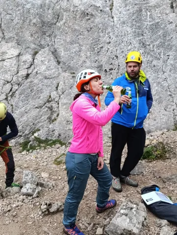 31563